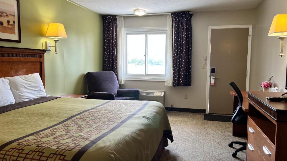 Deluxe Queen Room interior